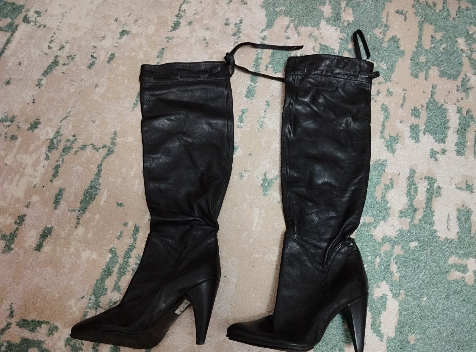 Bottes en cuir noir avec talons aiguilles