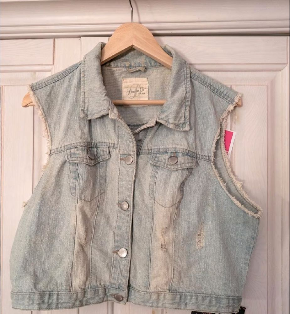 Gilet en jean sans manches bleu clair déchiré