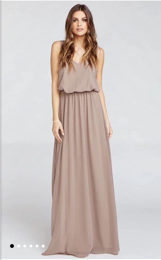 Longue robe de couleur taupe ou marron clair, avec une taille élastiquée et un détail de dentelle dans le dos