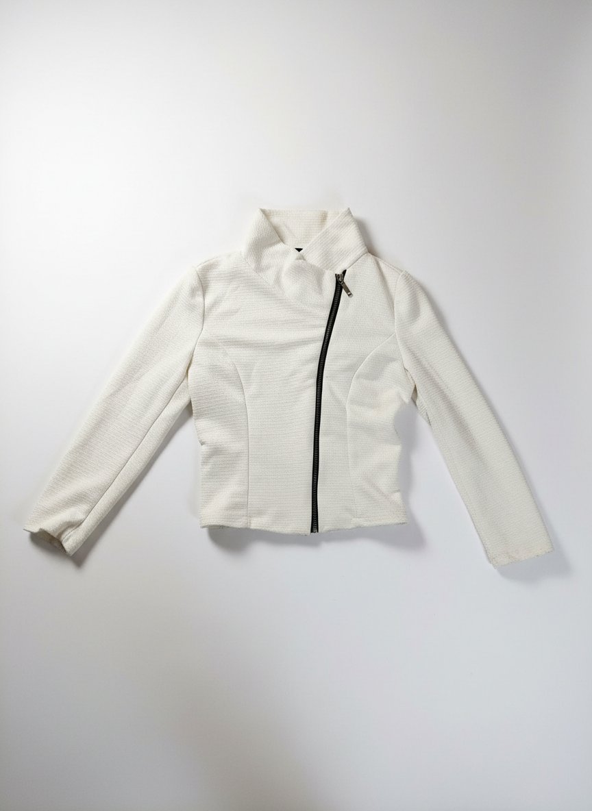 Veste de style motard blanche avec une fermeture éclair noire décentrée