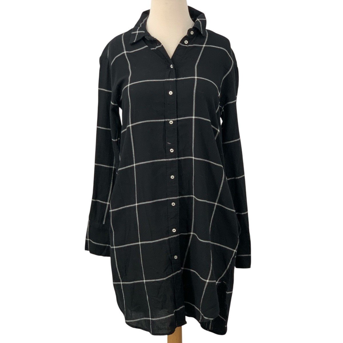 Chemise longue noire à carreaux blancs