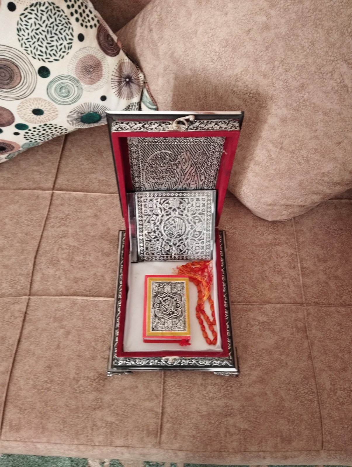 Ensemble de CD Coran et de livre décoratif de Coran miniature  présentés dans un coffret ornementé