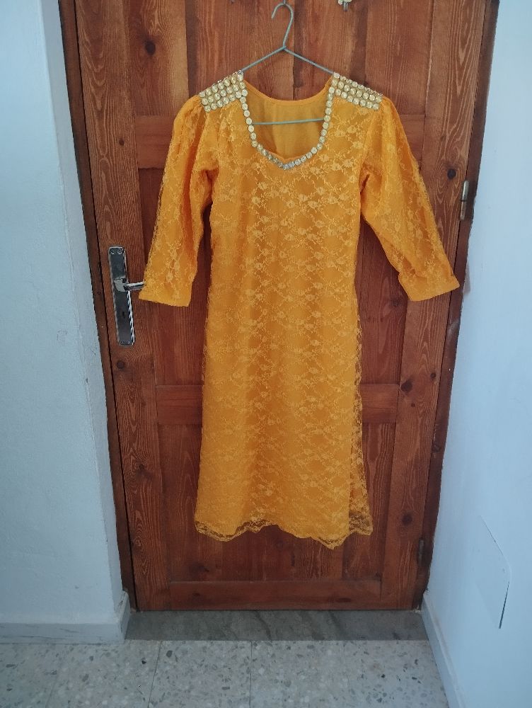 Robe soirée jaune doré dentelle avec motifs