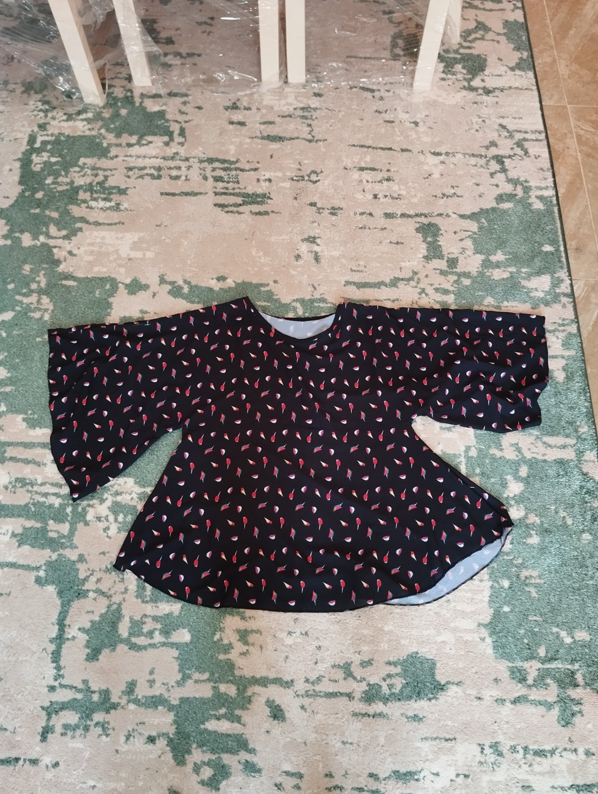 Chemisier noir à motifs floral 