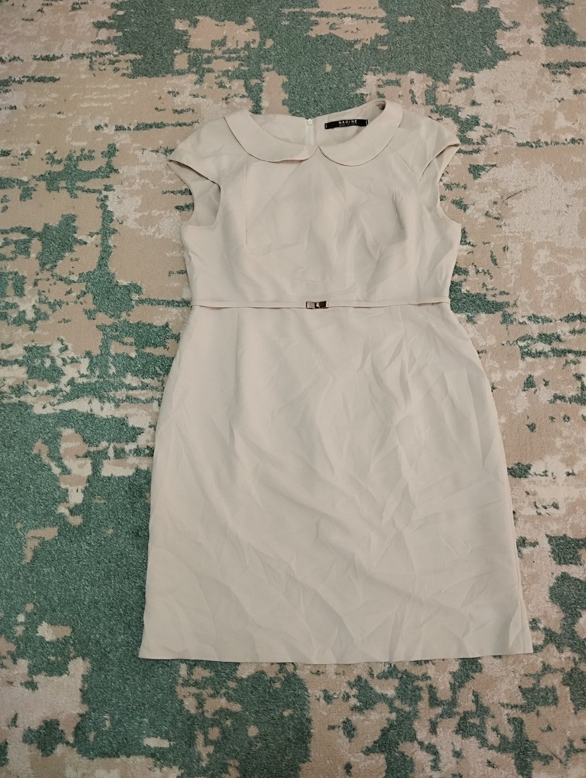Robe fourreau Made in Italy sans manches de couleur crème avec un col claudine et une fine ceinture ornementale à la taille