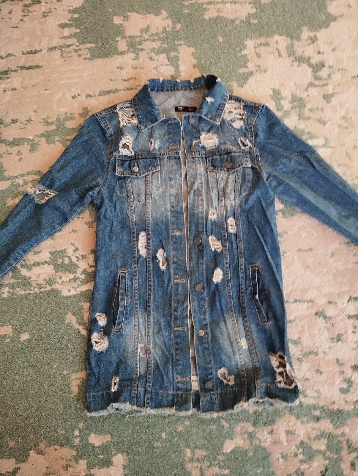 Veste en Jean Longue et déchirée
