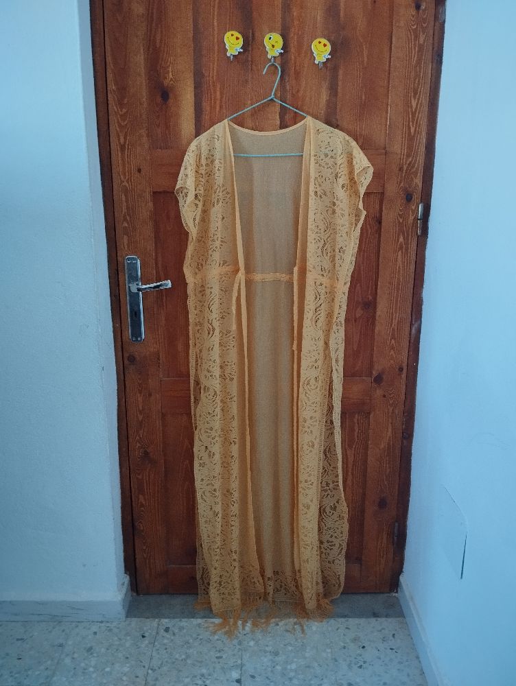 Kimono en Dentelle jaune moutarde pour la plage 