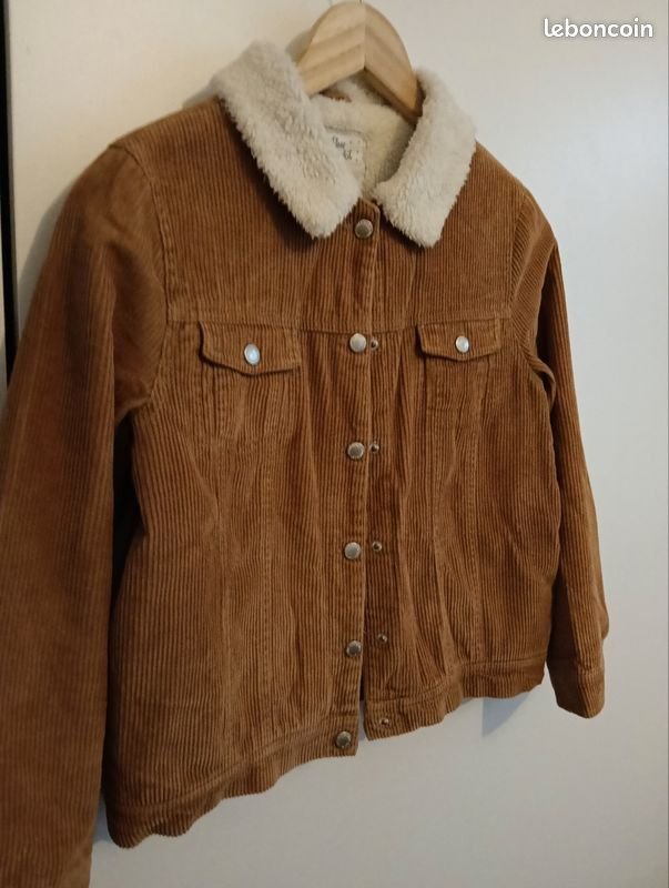 Veste en velours côtelé marron avec un col et des poignets imitation sherpa