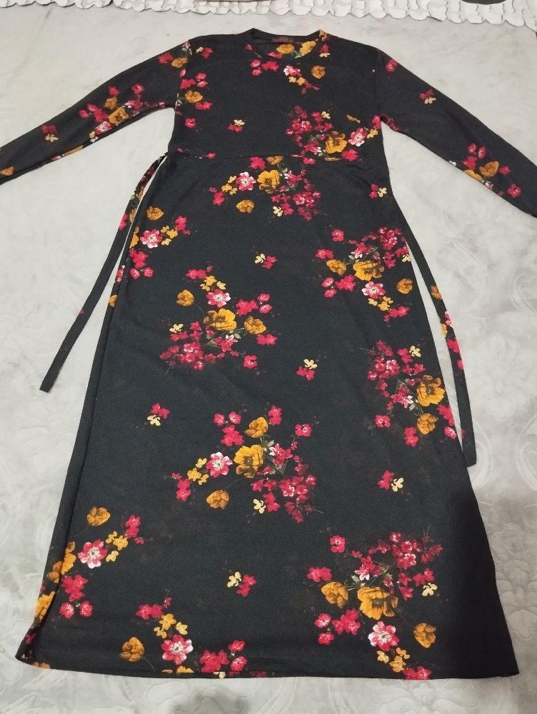 Robe noire à motifs floraux 