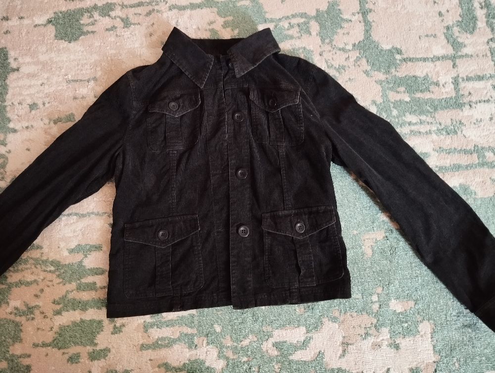 Une veste en velours côtelé noire de style utilitaire. 