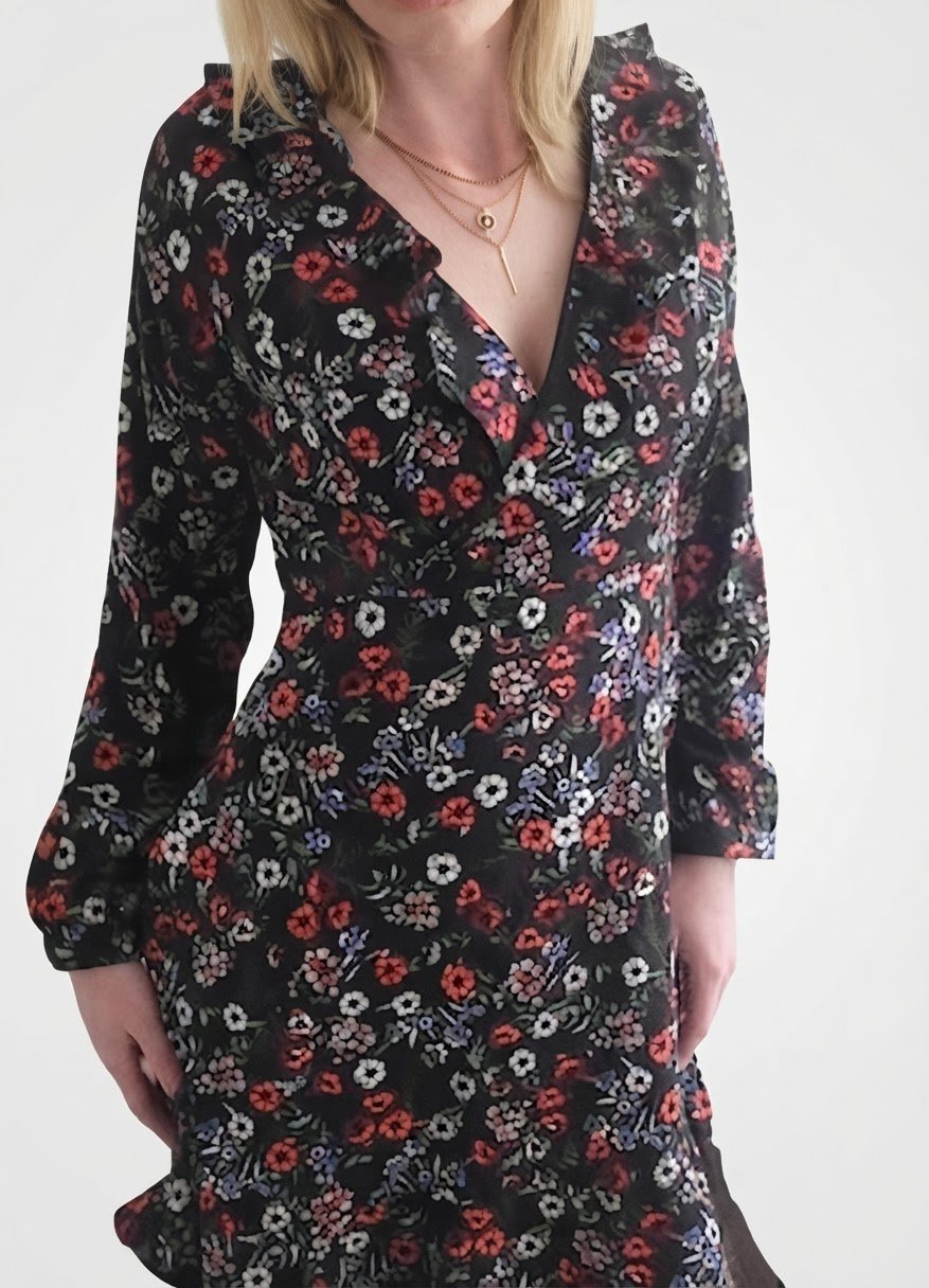 Robe courte noire avec motifs floraux 