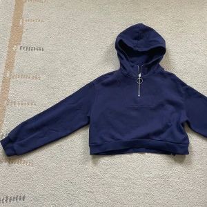 Sweatshirt à capuche bleu marine marque H&M