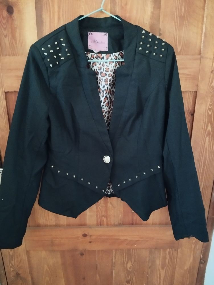 Veste noir à motifs dorés
