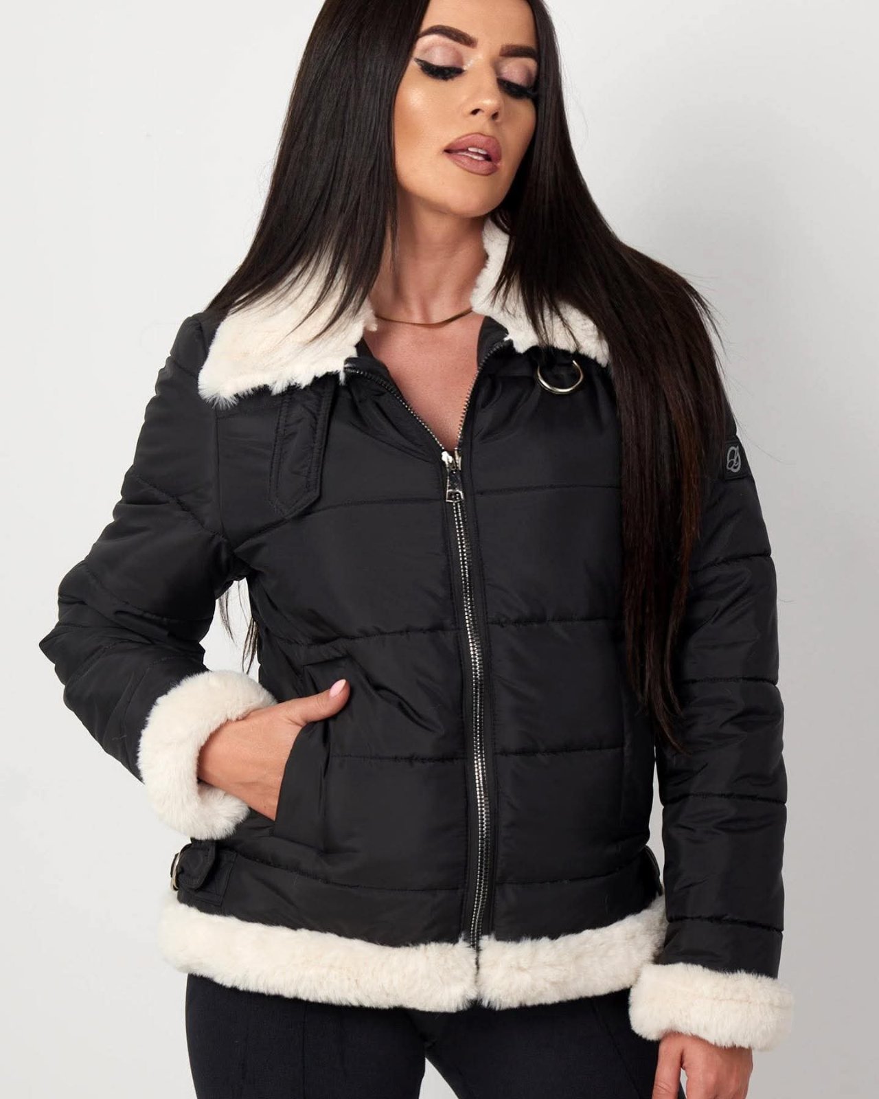 Veste matelassée noire pour femme avec un col et des poignets en fausse fourrure crème