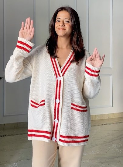Cardigan de couleur crème avec des rayures rouges style universitaire 