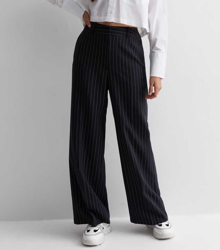 Pantalon large noir à rayures fines blanches