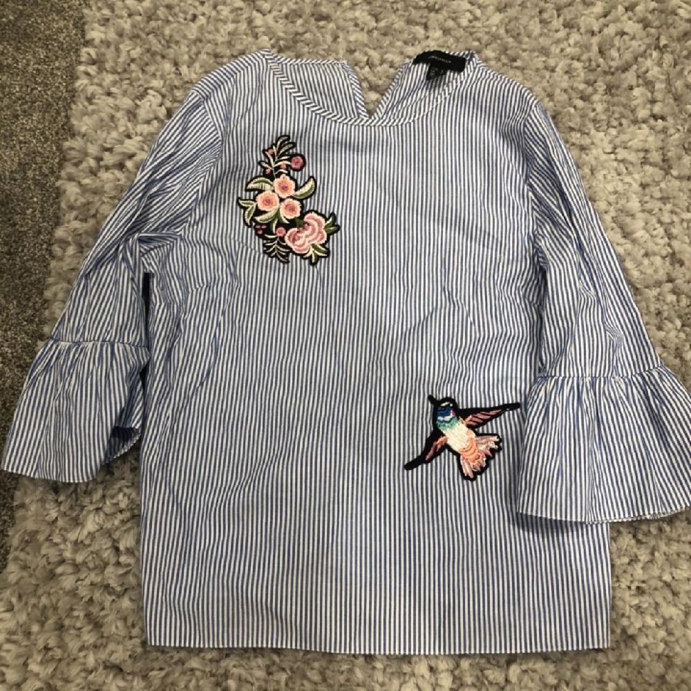 Chemise à rayures bleues et blanches 