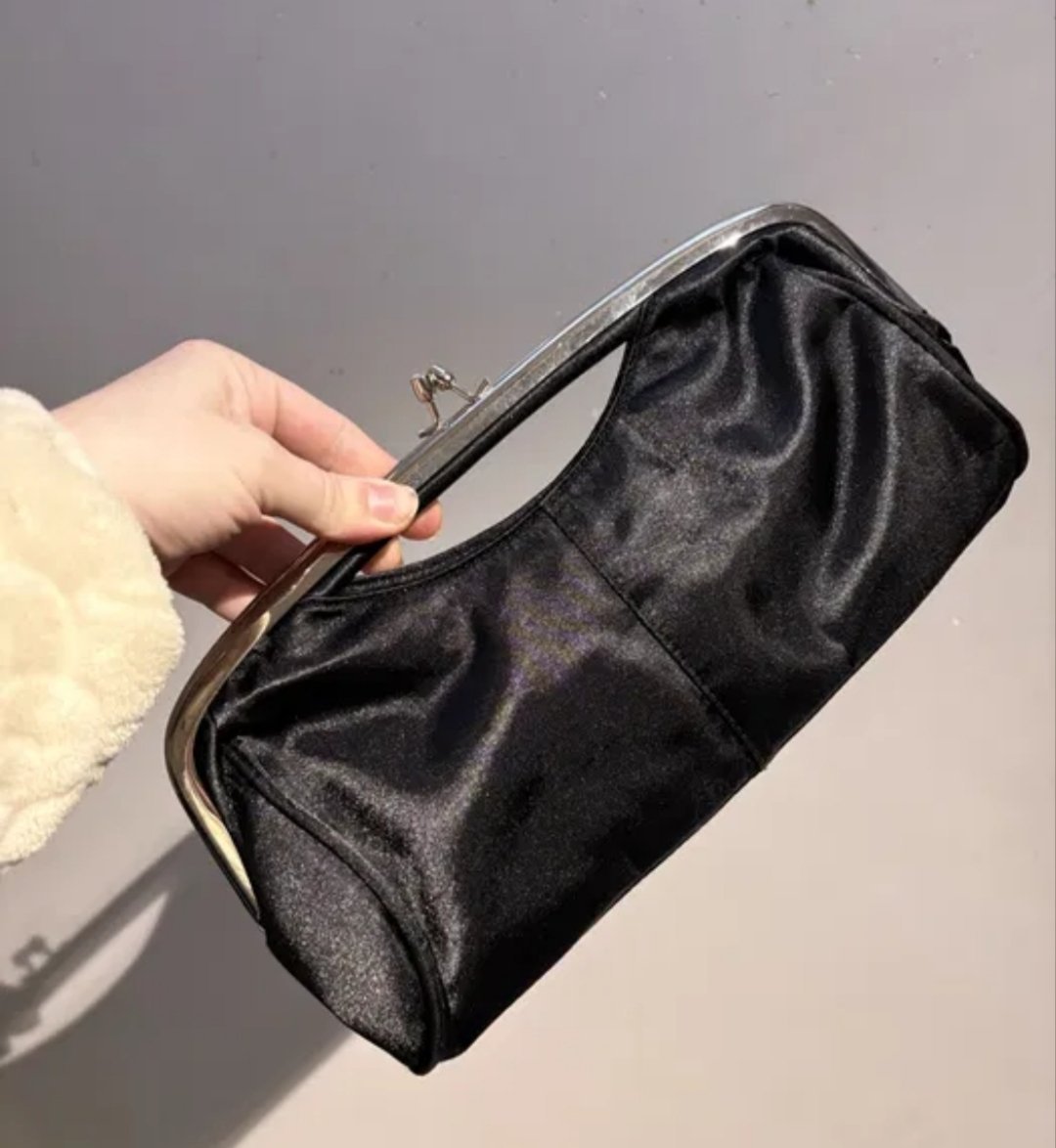 Elégante pochette de soirée en satin noir dotée d'une monture métallique rigide et d'un fermoir argenté