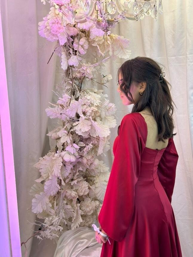 Longue robe rouge en satin