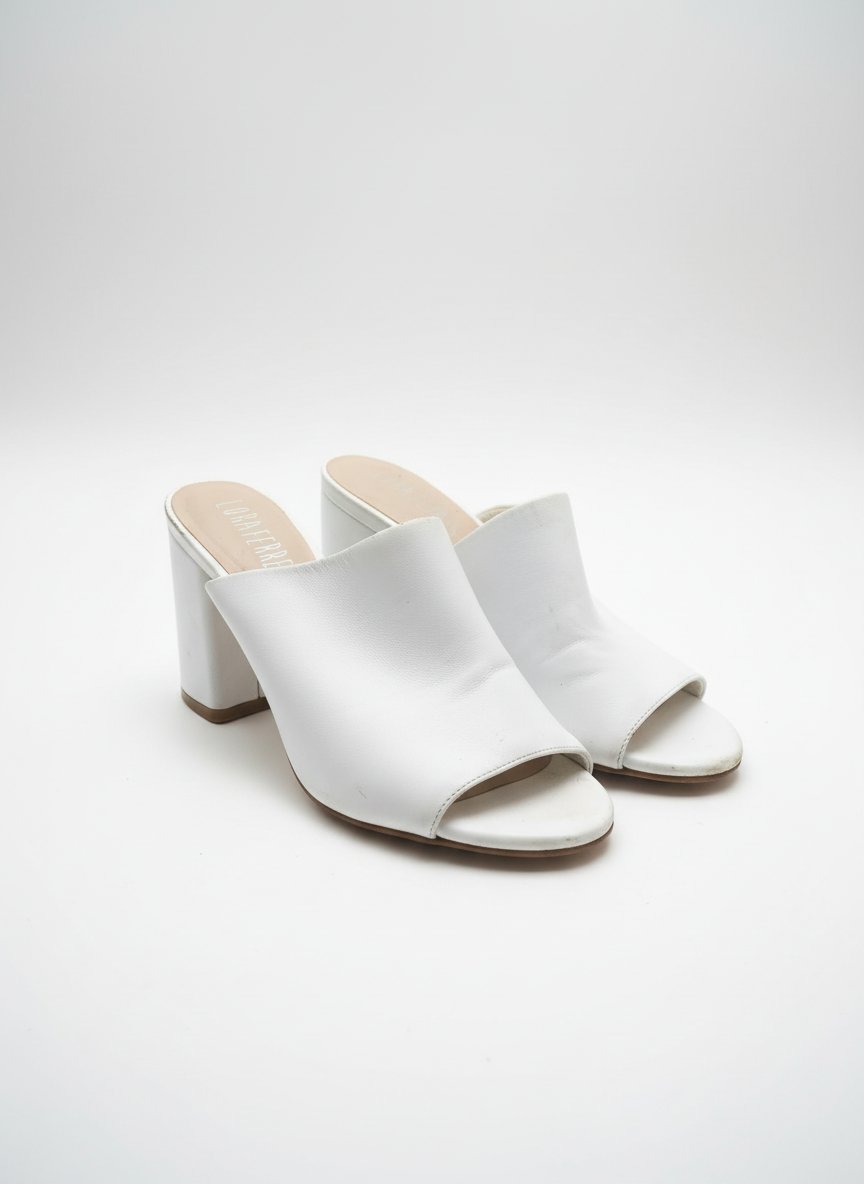 Ces sandales blanches à talons carrés sont de la marque Loraferres