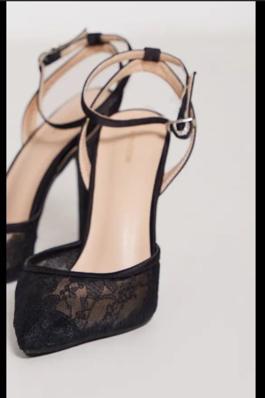 Heels , des talons de la marque Pretty little things 