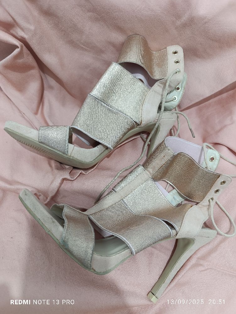 Sandales à talons hauts type cage marque Jeeini