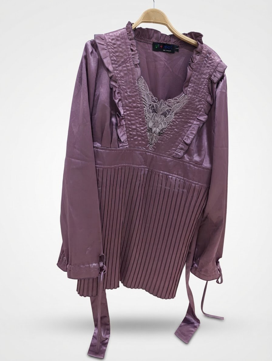 Très belle blouse fluide en tissu satiné d'une jolie couleur mauve.