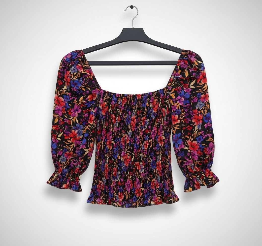 Pull en tissu doux avec un joli motif fleural coloré. Très agréable à porter 