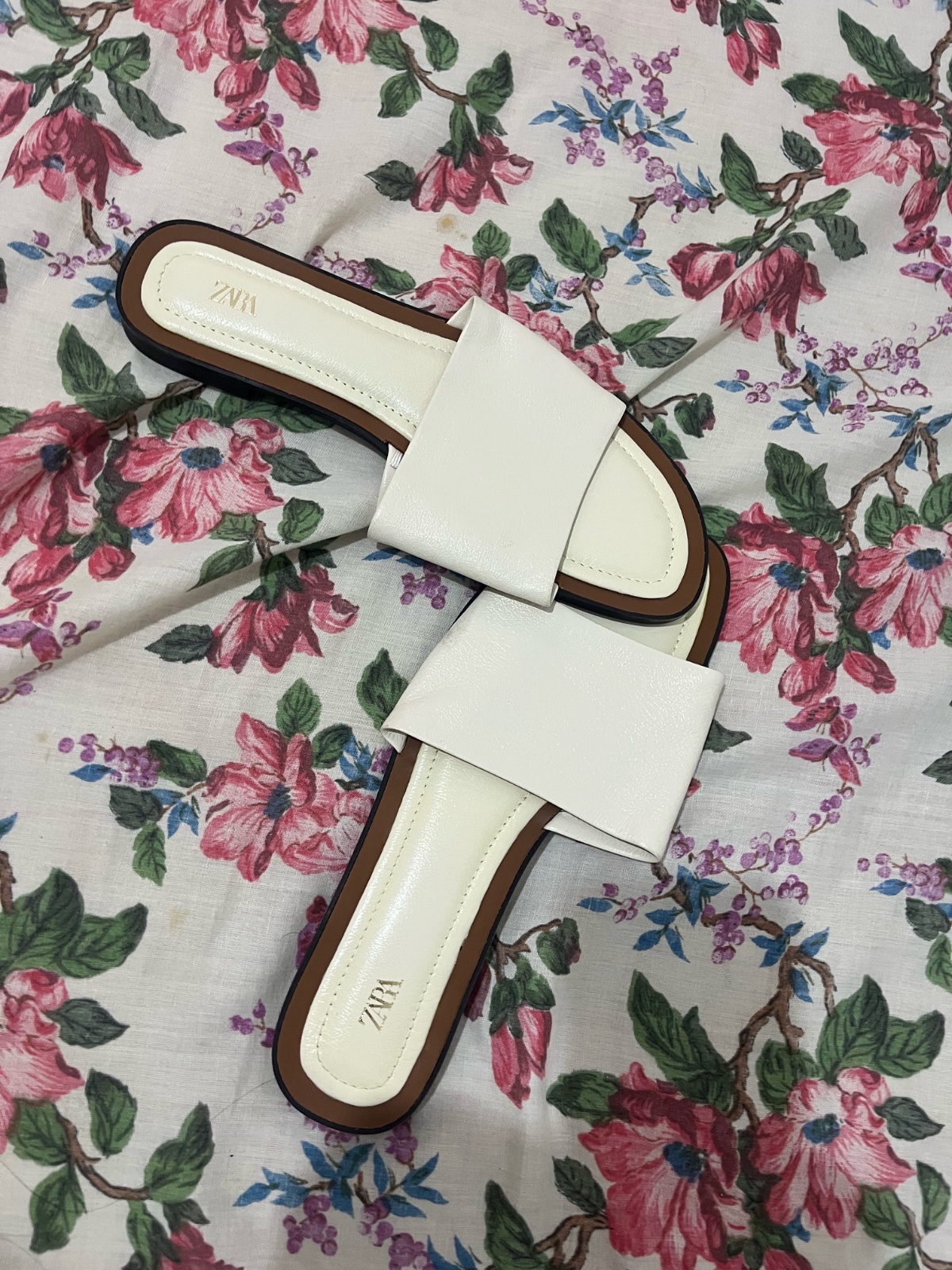 Je vends claquettes zara blanches et maron en trés bon état 