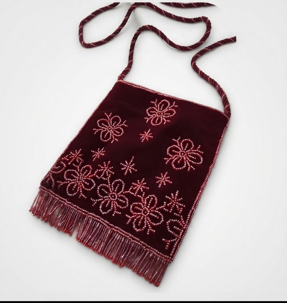 Pochette en velours rouge