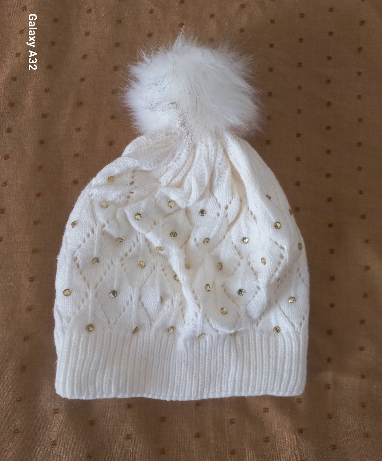Bonnet blanc avec strass