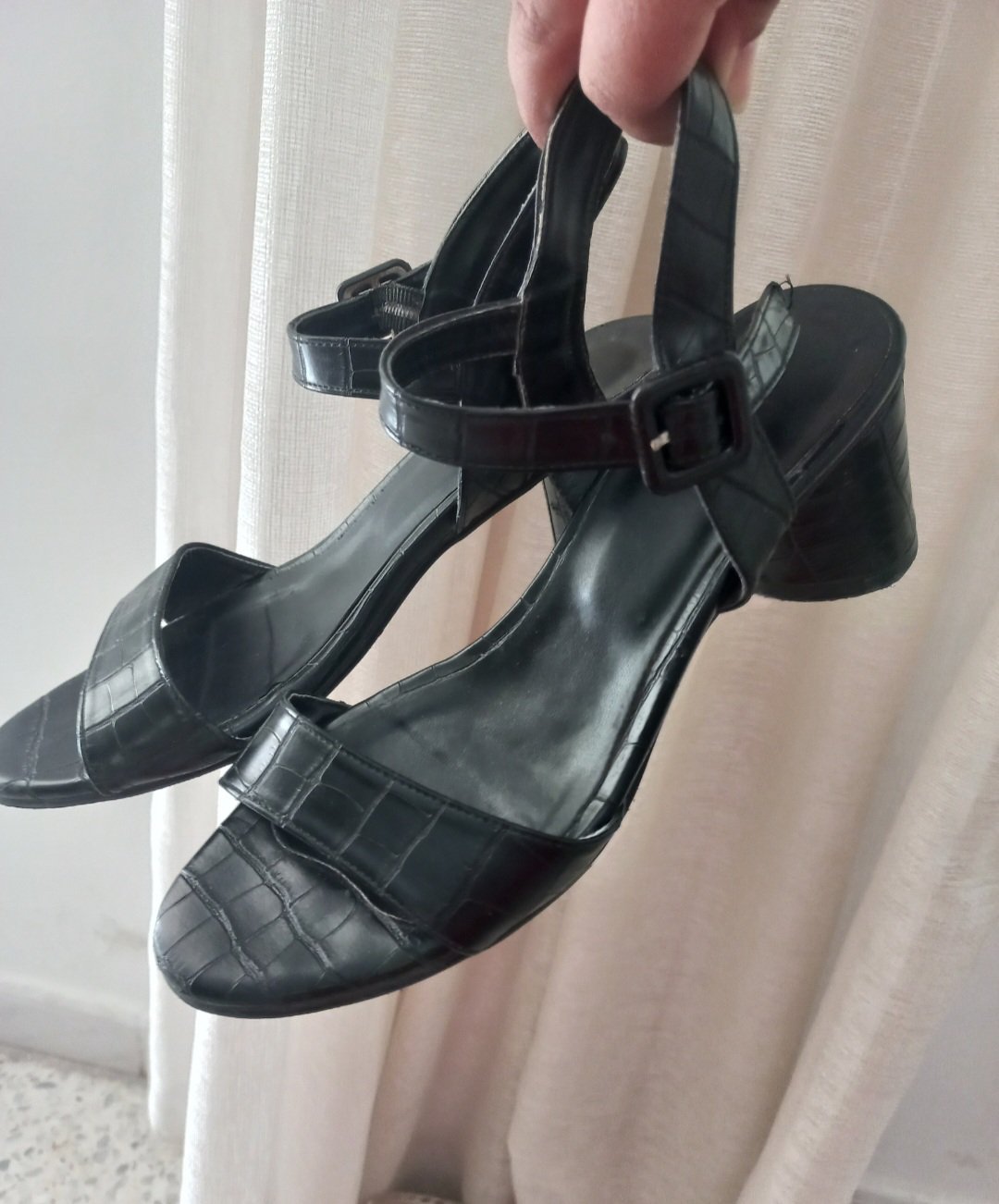 Sandales noirs demi talons 37