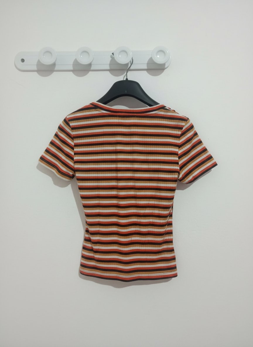 Pull rayé rouge, orangé,noir et blanc