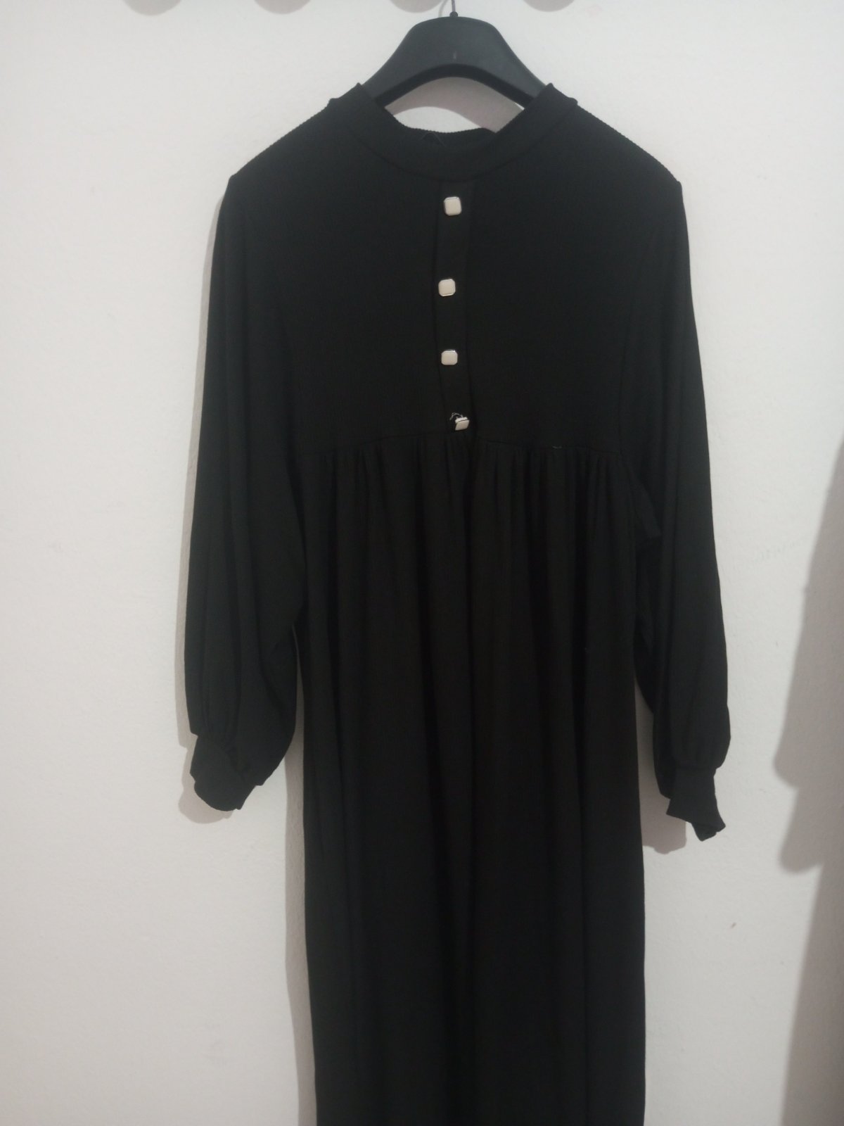 Robe noir avec des boutons blancs 