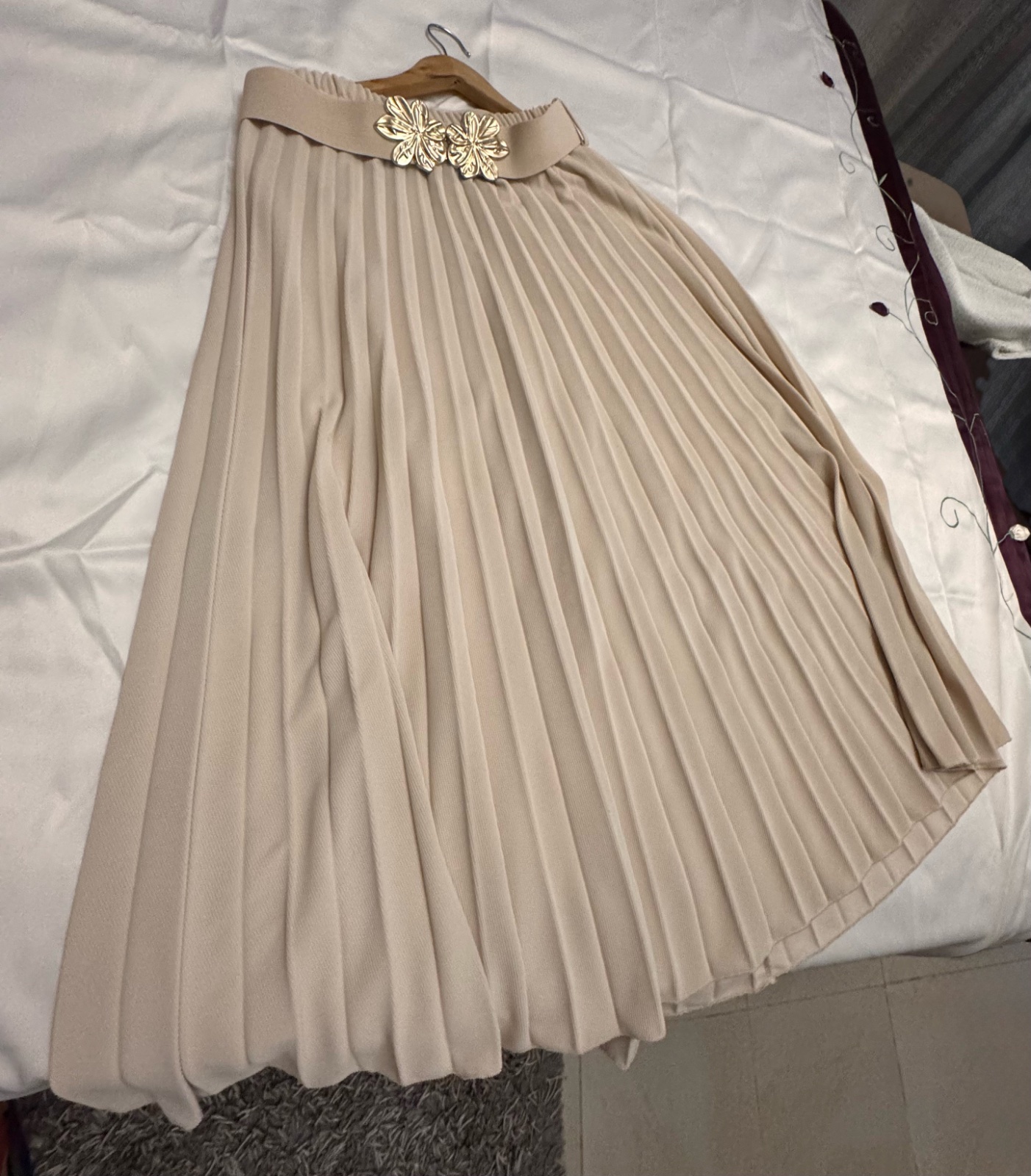 Une jupe lissée en beige