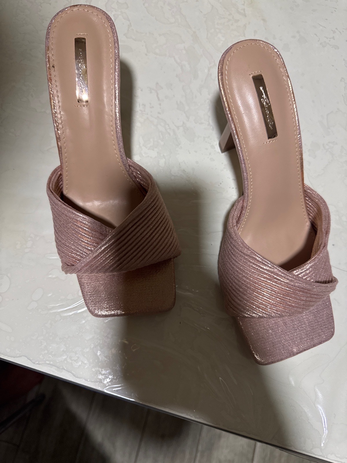 Des talons neufs rose pailleté