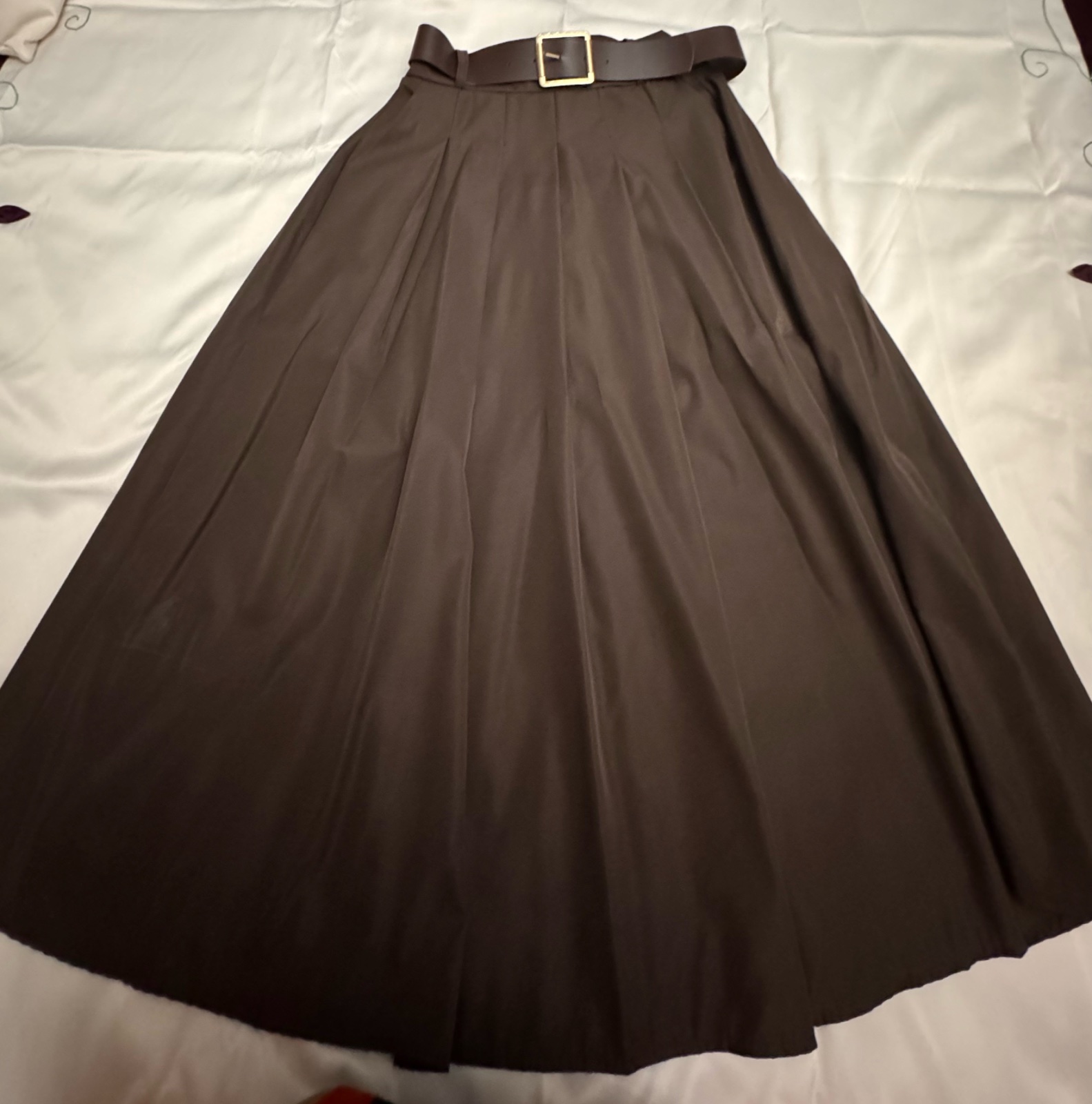 Jupe marron avec plis et ceinture