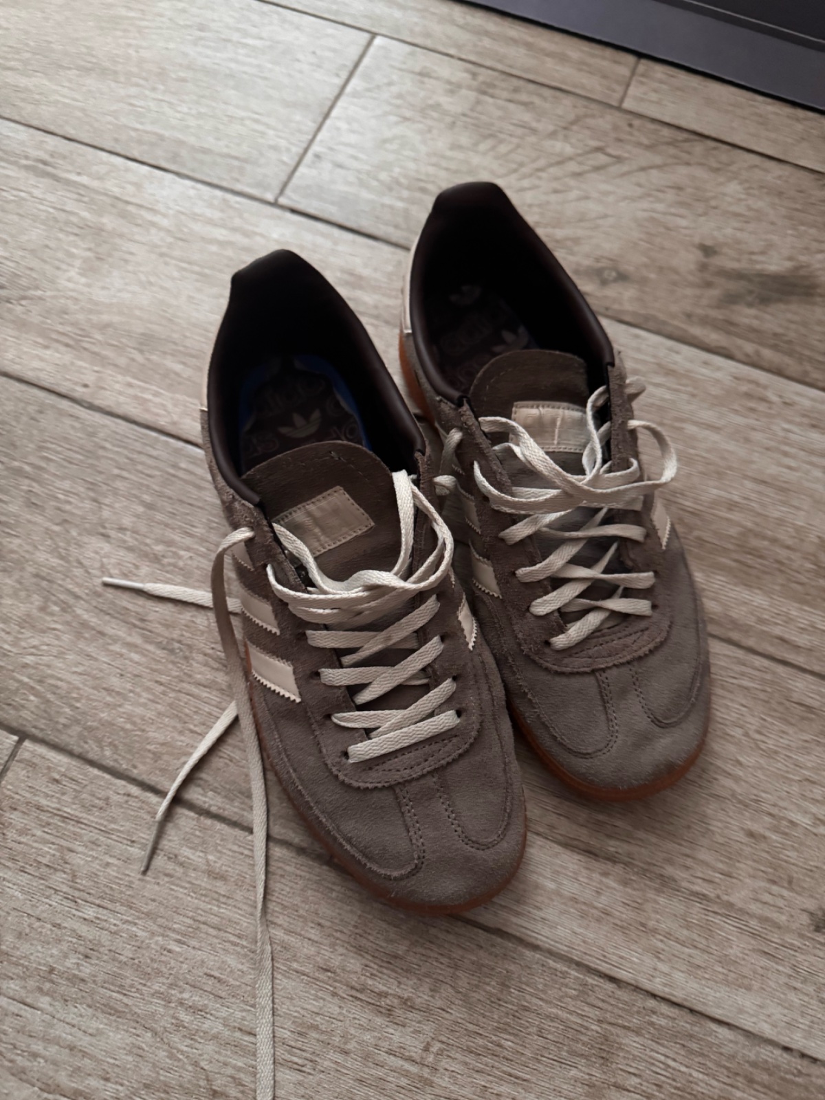 Une paire adidas en daim