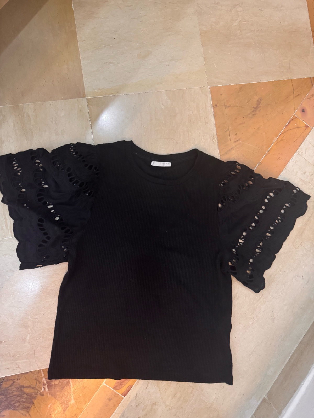 Haut noir zara à manches brodées