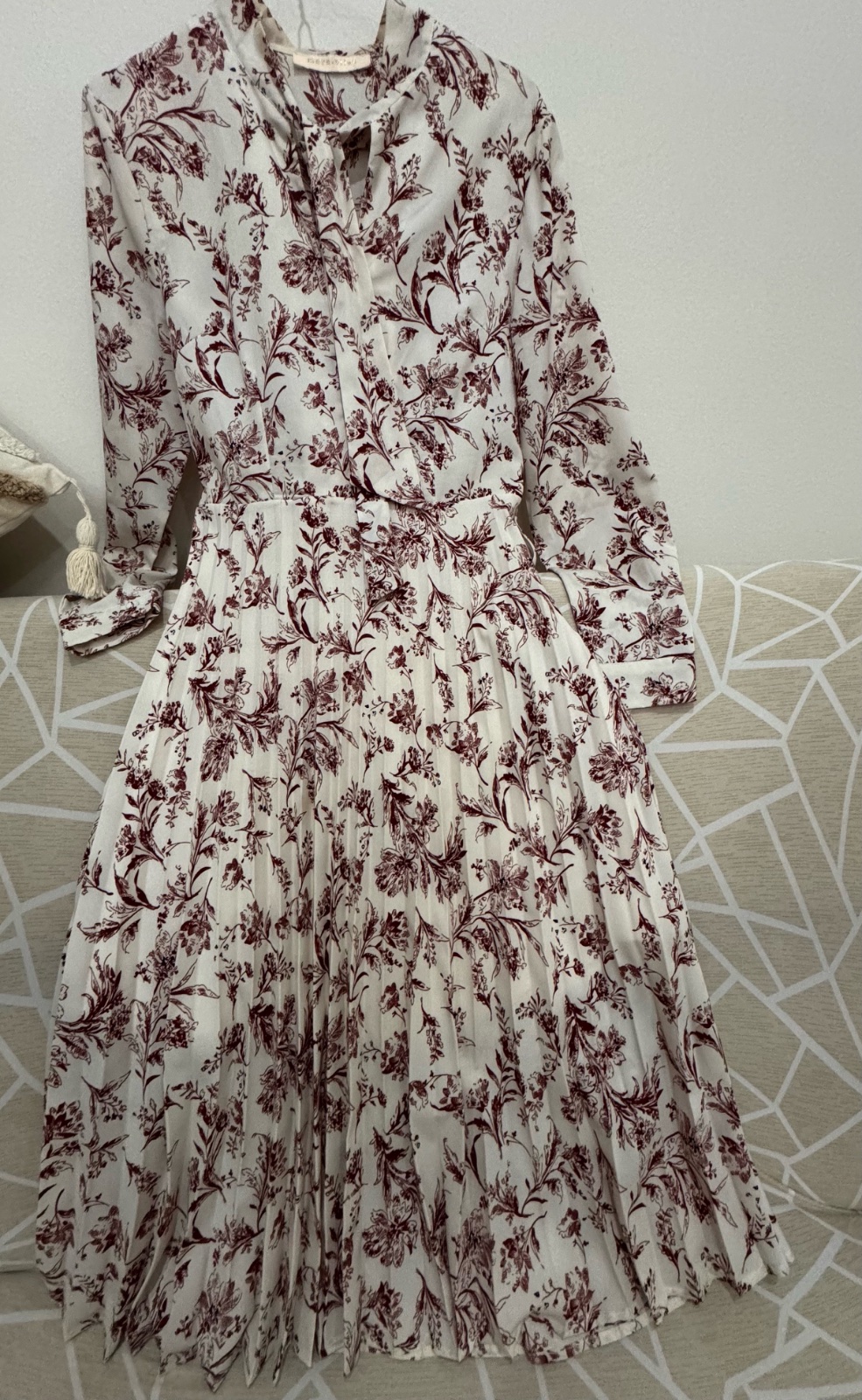 Robe imortée comme neuve à fleurs bordeaux