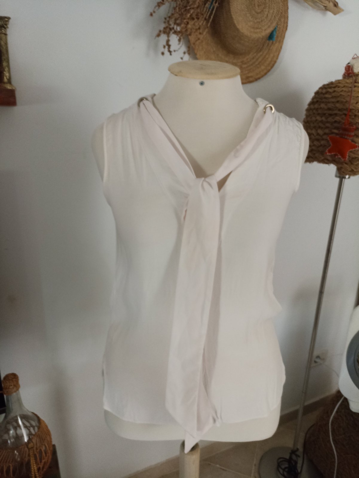 Top fluide blanc cassé sans manches avec un col lavallièrre