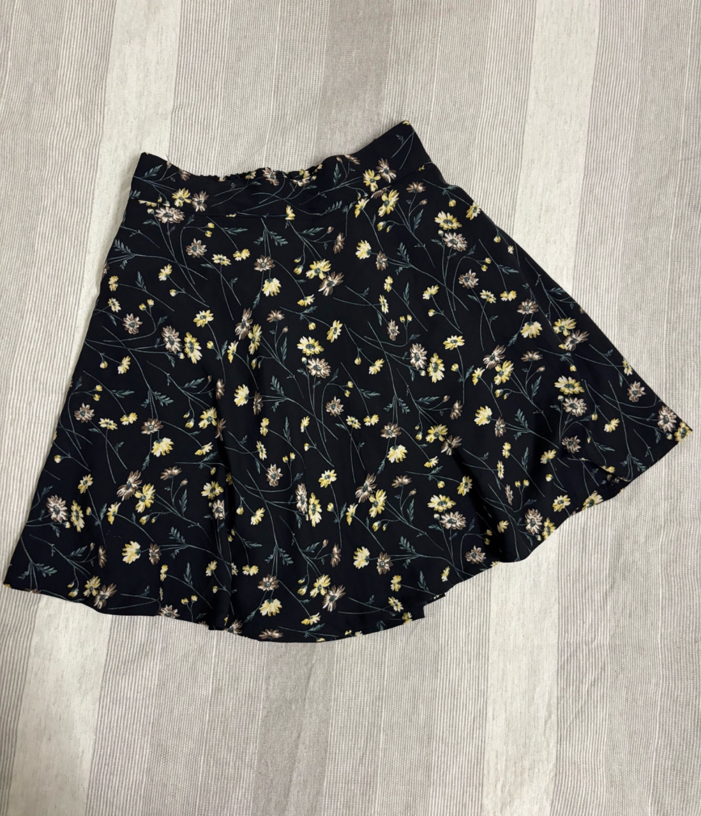 Jupe courte noire fleurie