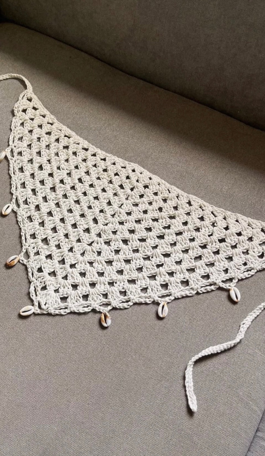 Scarf en crochet avec des perles rn doré