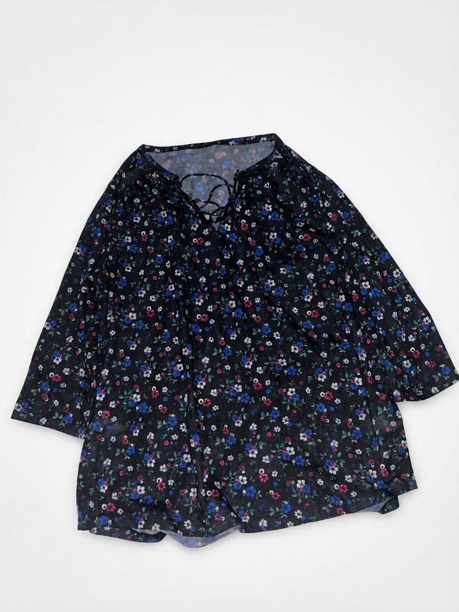 Chemise noir avec des fleurs
