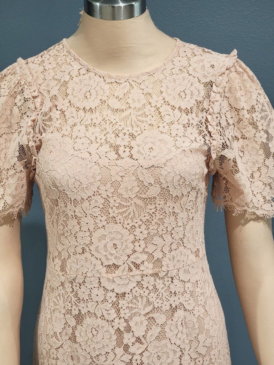 Robe mi-longue en dentelle rose poudré