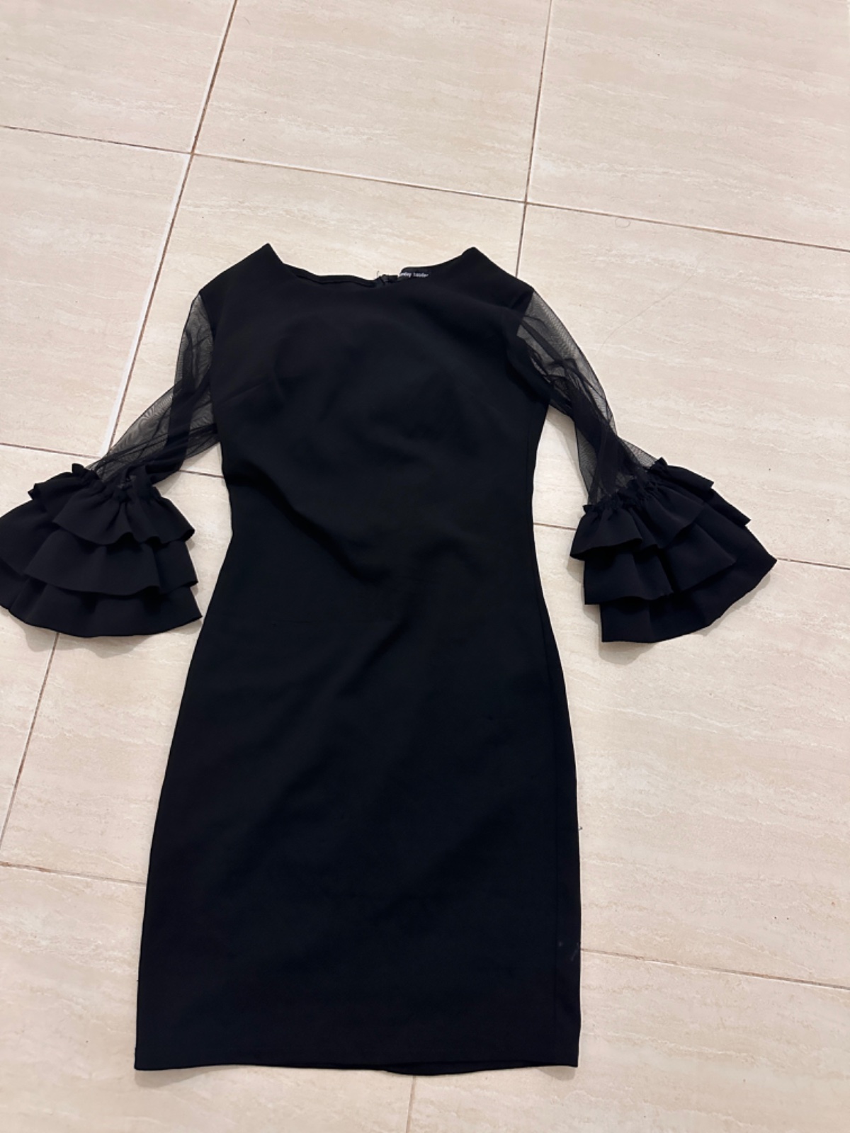 Robe noire courte avec manches en tulle et volants