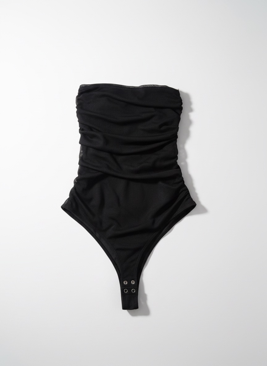 Body noir effet drapé et mesh transparent, très flatteur ✨