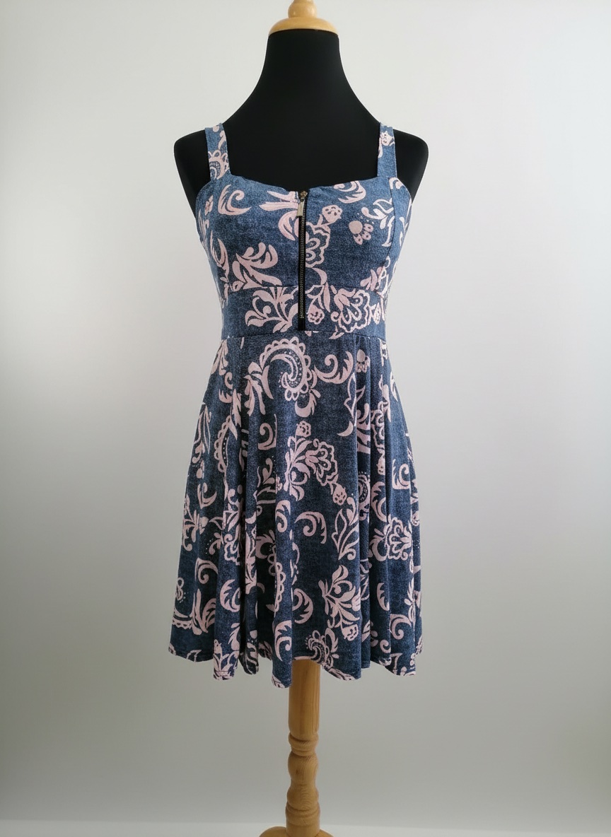 Robe patineuse bleue à motifs roses 💙🌸