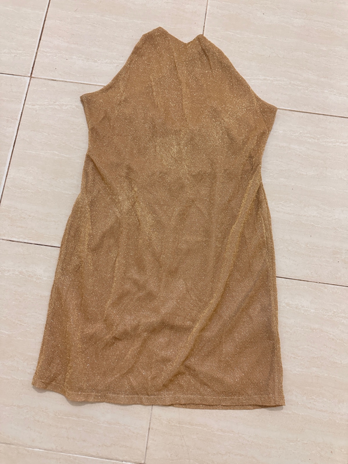 ✨ Robe courte dorée scintillante – Dos croisé ✨