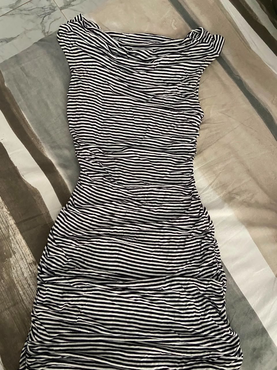 Robe noire et blanche 